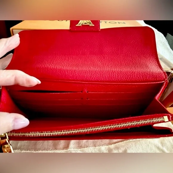 Never used in Box Louis Vuitton Lockme Long Wallet
M61277 - Picture 9 of 15